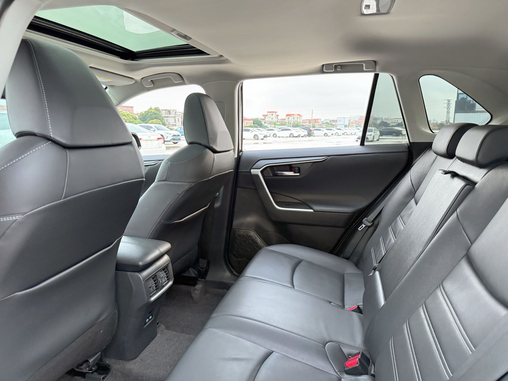 Toyota RAV4 2.0L 2WD Leather Edition - Image 10