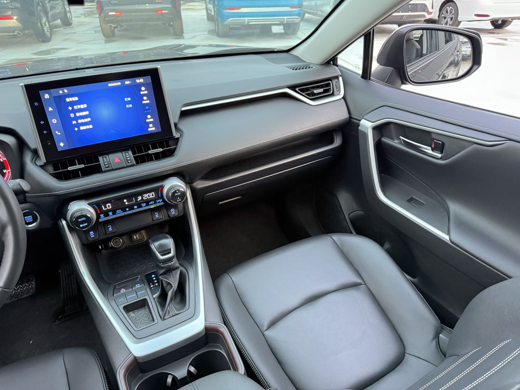 Toyota RAV4 2.0L 2WD Leather Edition - Image 13