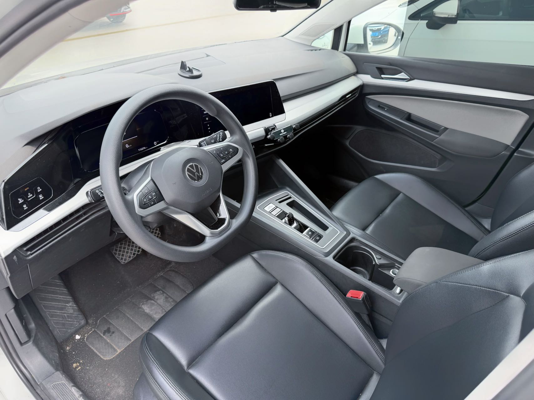 Volkswagen Golf 1.2T DSG Leather Edition - Image 7