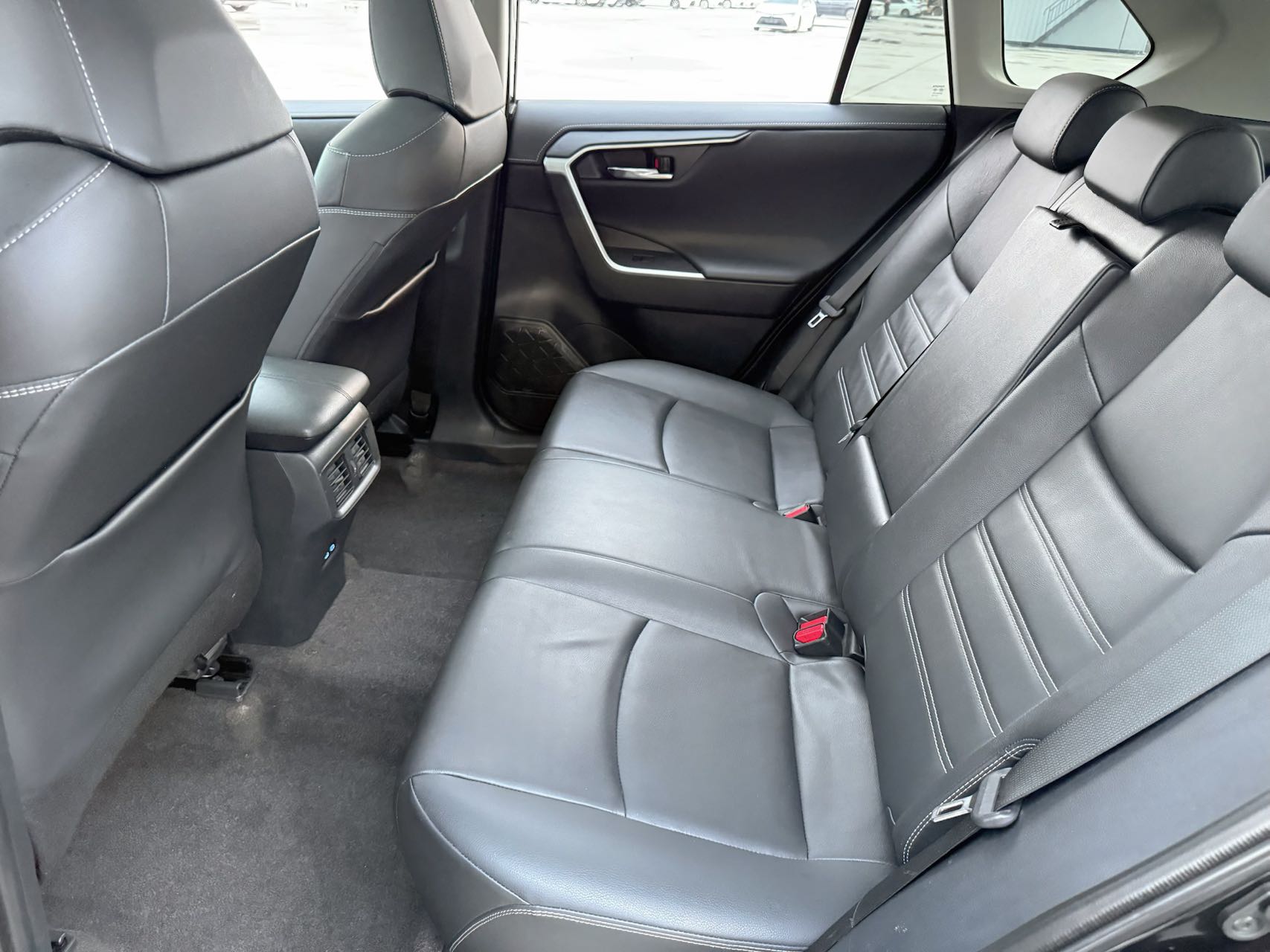 Toyota RAV4 2.0L 2WD Leather Edition - Image 9